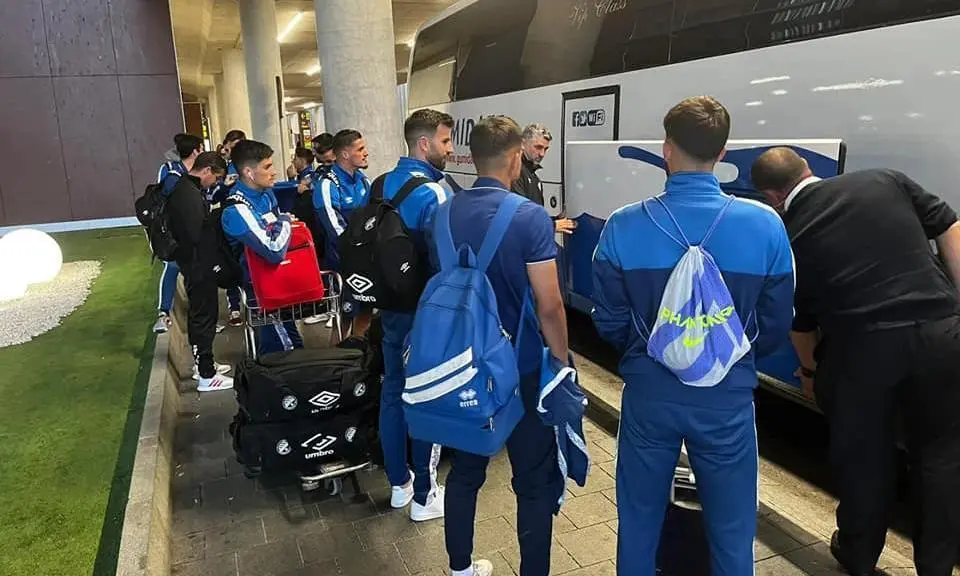 El Xerez DFC, esperando para coger un autob&uacute;s en uno de sus desplazamientos de la pasada temporada. - xerezdfc.com