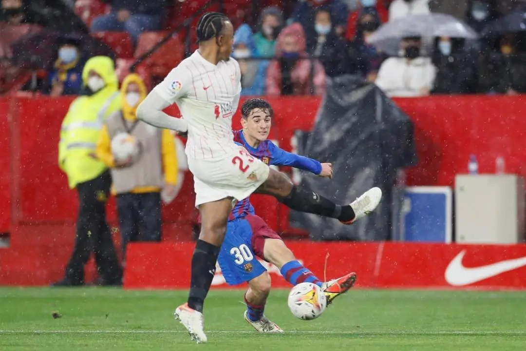 Jules Kound&eacute; durante el partido contra el Barcelona. - efe