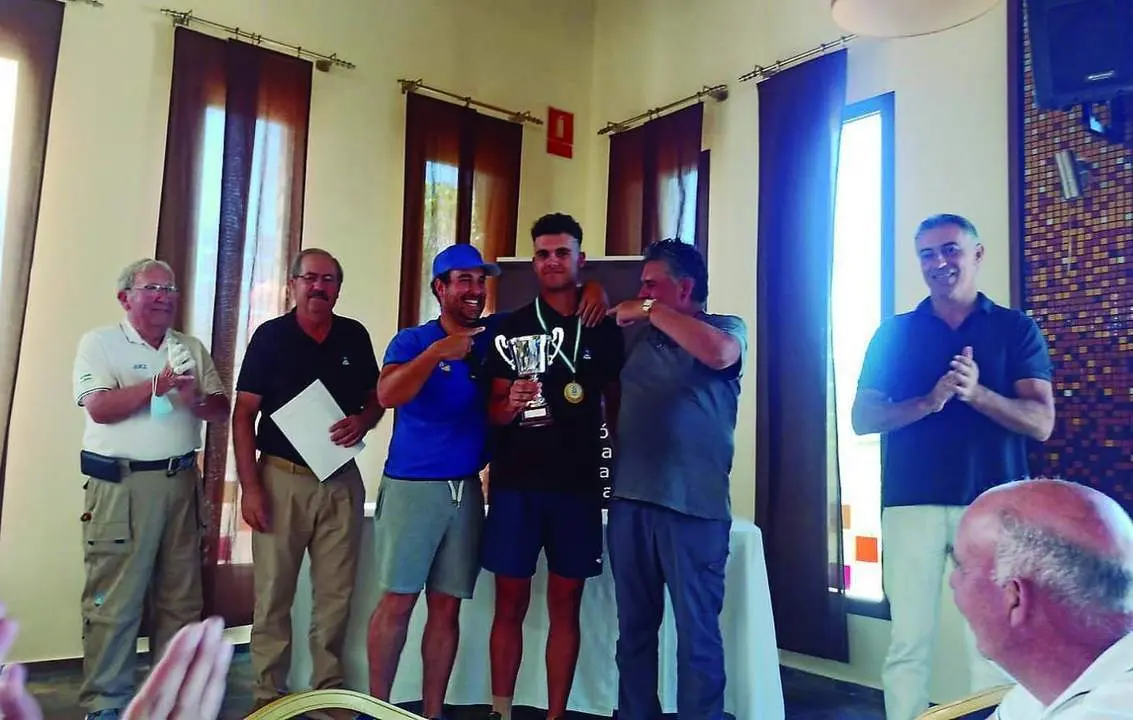 Juande Venegas, con la copa, se proclam&oacute; campe&oacute;n de Andaluc&iacute;a Sub-25 en las pruebas celebradas en el lago de Arcos. - F.A.P.D.