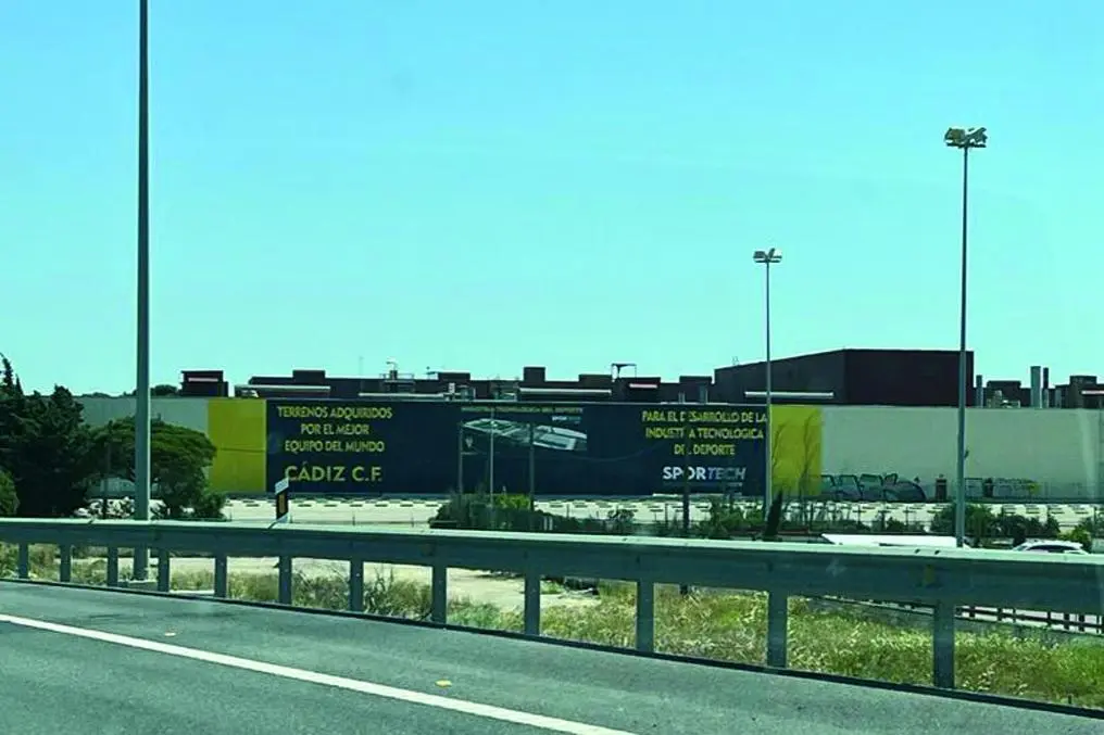 Cartel colocado por el C&aacute;diz CF en los antiguos terrenos de Delphi recordando su propiedad.  - VIVA