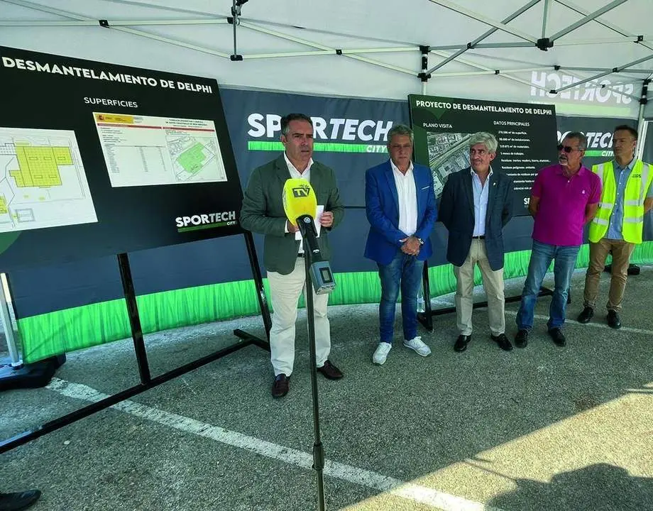 Representantes del C&aacute;diz CF, Sport City C&aacute;diz y la empresa que desmantelar&aacute; las instalaciones de Delphi, en rueda de prensa en los terrenos. - Antonio Bernal