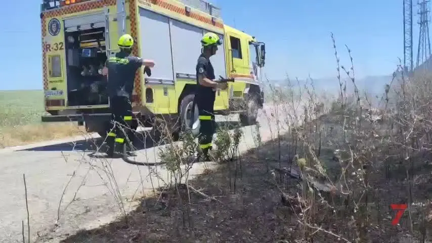 Bomberos sofoca un incendio de pastos en la carretera del Calvario