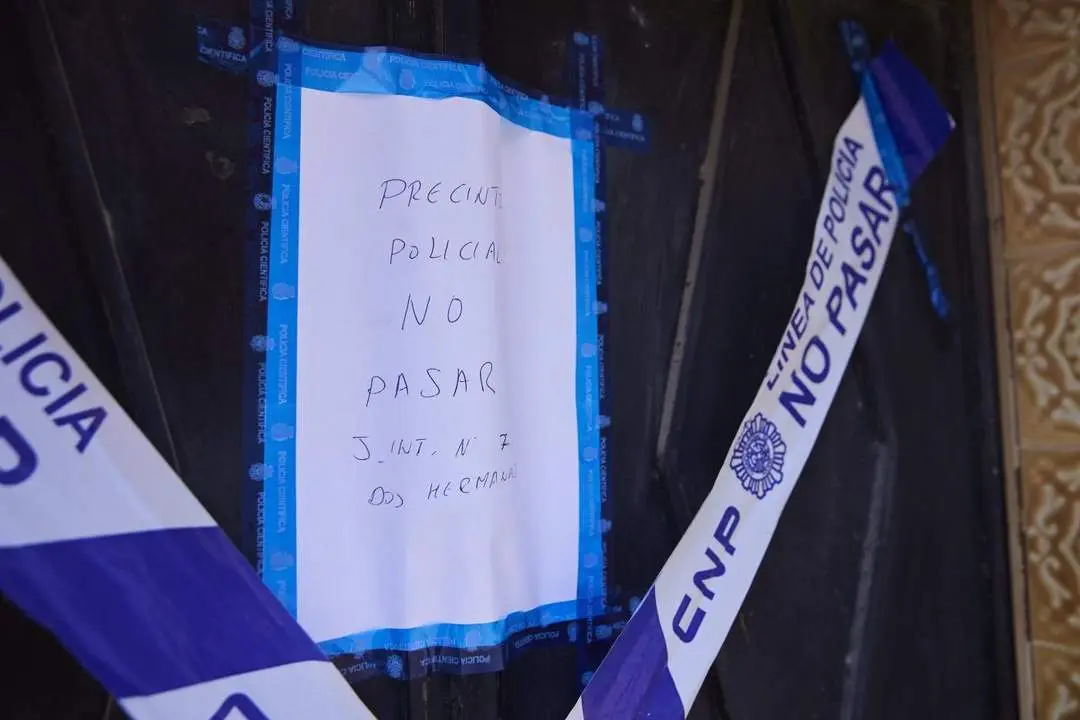 Detalle de la puerta precintada de la vivienda de la calle Fornet Dom&iacute;nguez, de la localidad sevillana. - JOAQUIN CORCHERO / EP 
