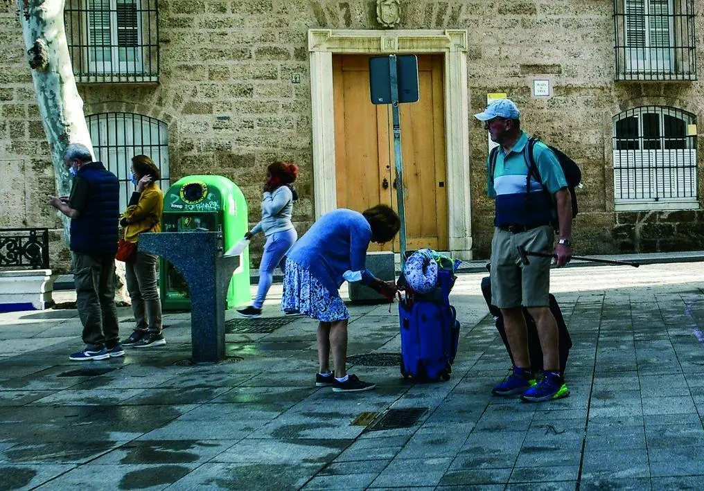 Turistas en las calles de C&aacute;diz en la pasada Semana Santa, en la que predomin&oacute; el buen tiempo.  - Eulogio Garc&iacute;a