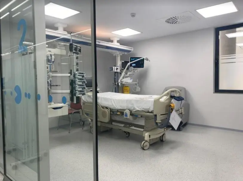 Habitaci&oacute;n de la UCIP del Hospital Reina Sof&iacute;a. - Junta
