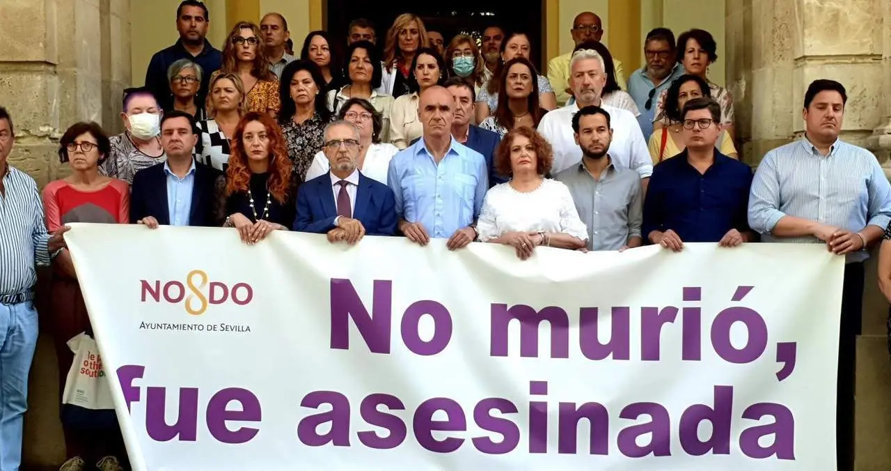 Minuto de silencio en el Ayuntamiento de Sevilla por el crimen machista de Dos Hermanas. - AYTO SEVILLA