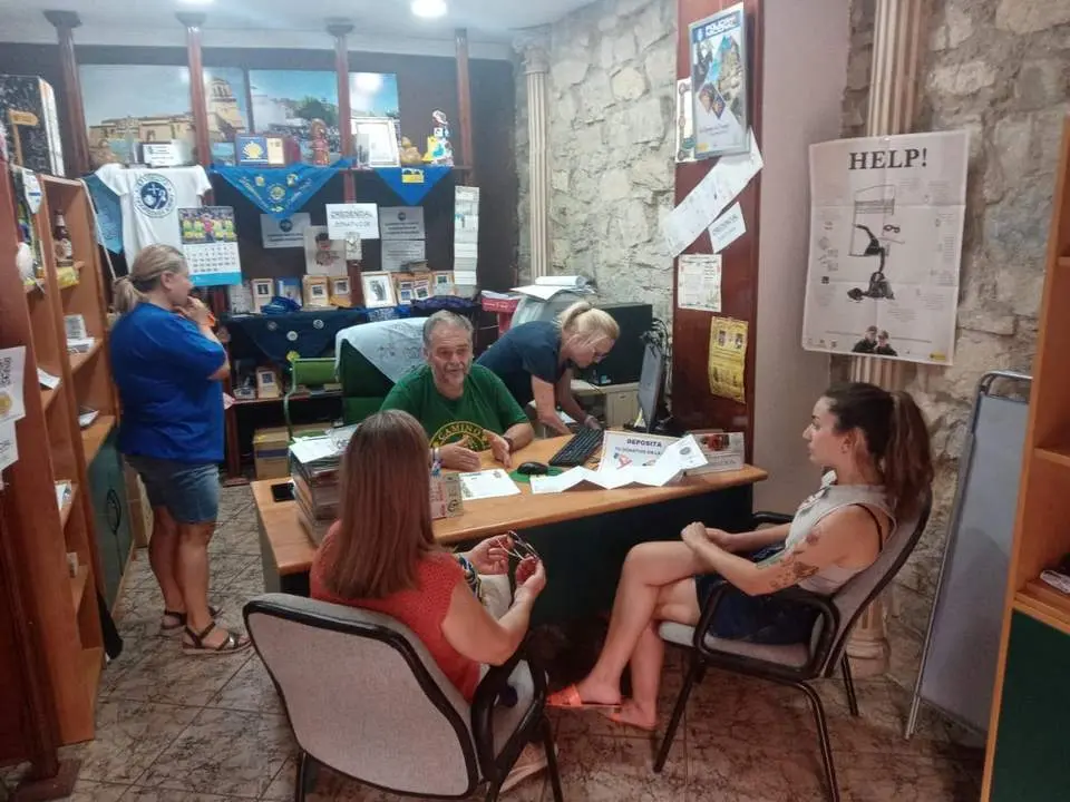 Jacinto Fuentes y voluntarios en la Asociaci&oacute;n Jacobea de Ja&eacute;n, en N&uacute;&ntilde;ez de Balboa, n&uacute;mero 1.   - Viva Ja&eacute;n.