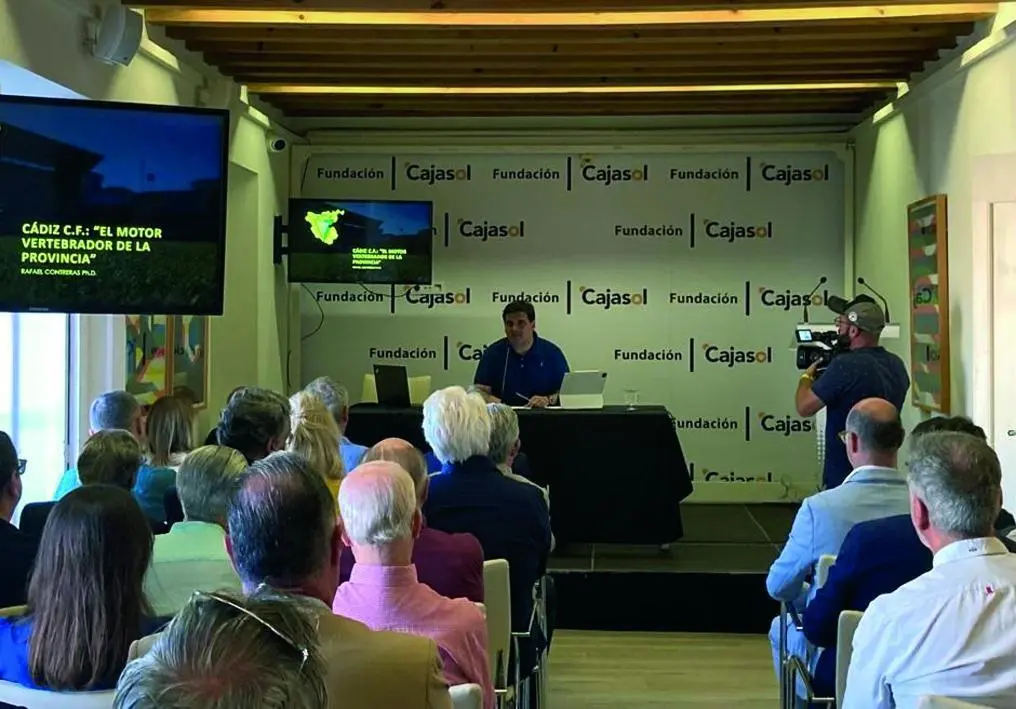 Rafael Contreras, durante su conferencia en la Fundaci&oacute;n Cajasol, sobre el papel vertebrador del C&aacute;diz. - VIVA