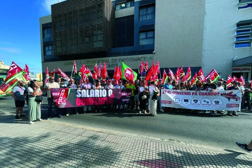 Imagen de la concentraci&oacute;n de CCOO?y UGT ante la sede de la CEC por la subida salarial.  - Antonio Bernal