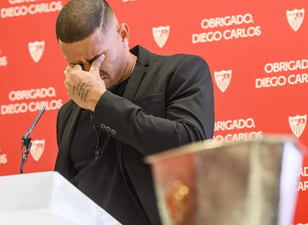 El exfutbolista del Sevilla, Diego Carlos, durante su acto de despedida. - efe