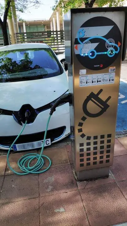 Coche el&eacute;ctrico en carga. - JUNTA DE ANDALUC&Iacute;A