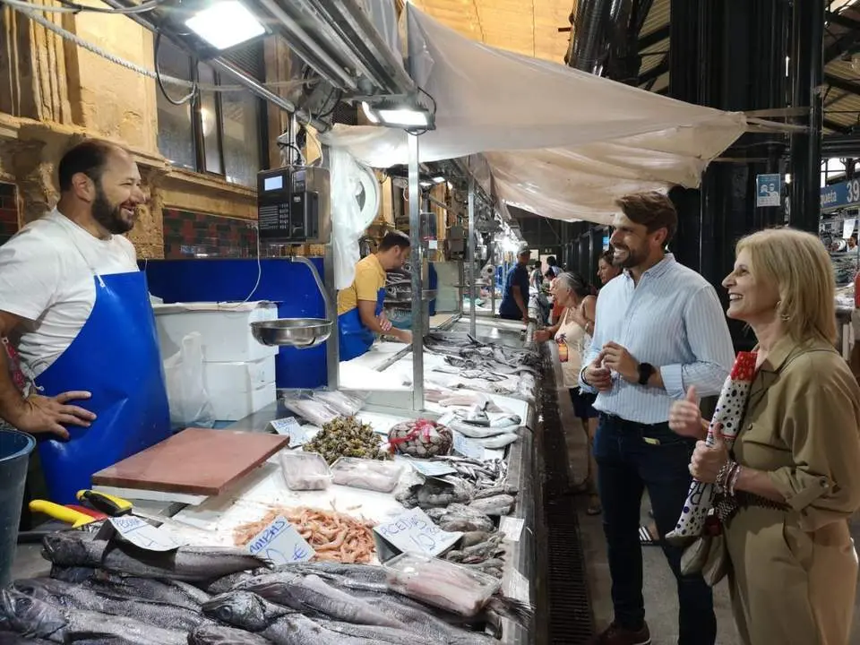 Garc&iacute;a Pelayo durante la visita al mercado - PP