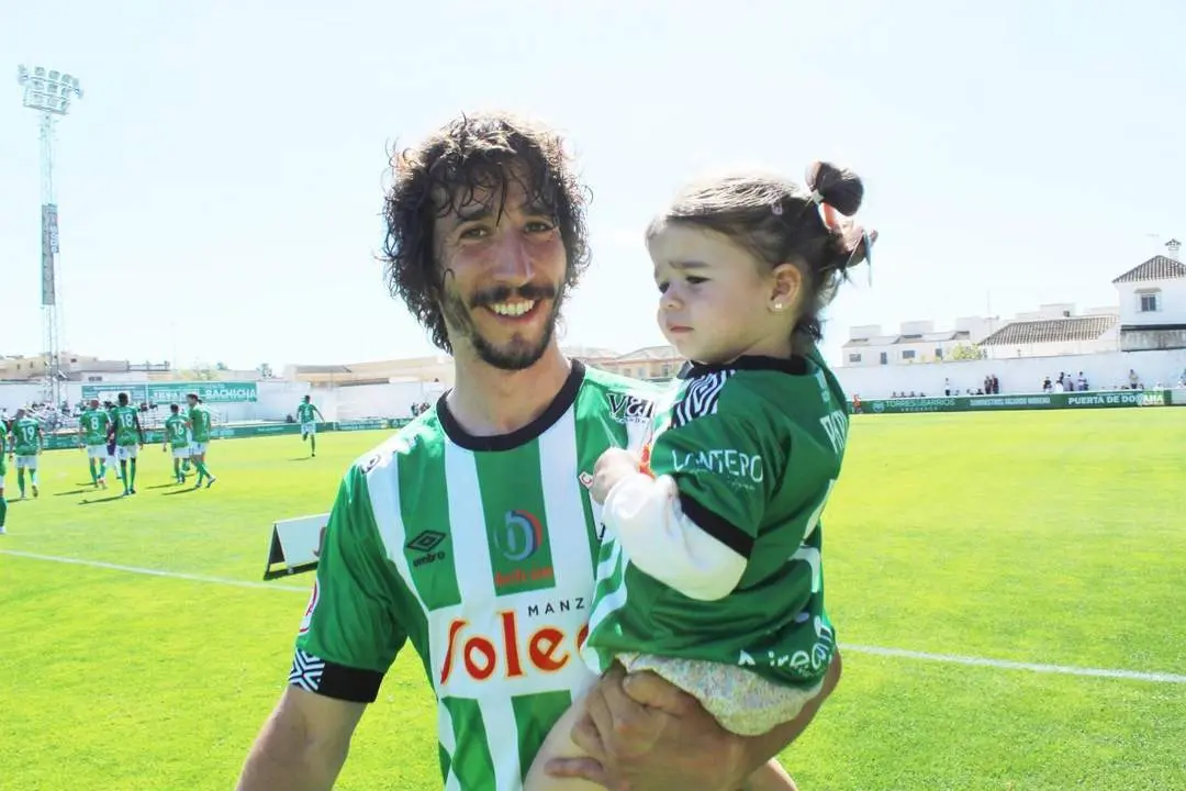 Javi Barrio y su hija antes de enfrentarse esta pasada temporada al Andorra en El Palmar - Ra&uacute;l J. Bustillos