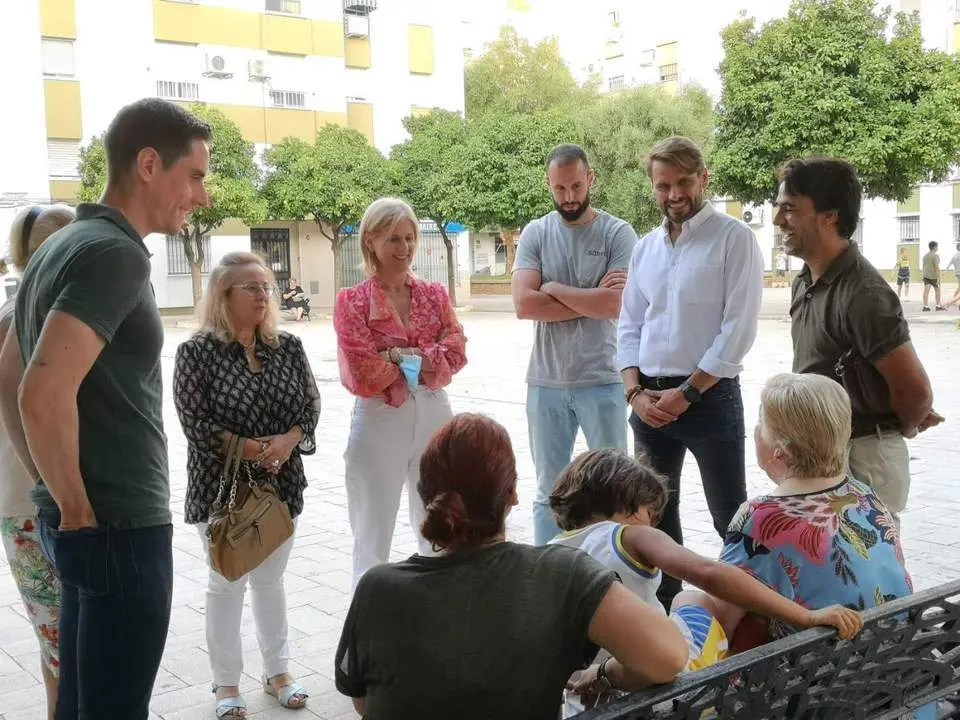 Garc&iacute;a Pelayo en su visita a La Granja con unos vecinos - PP