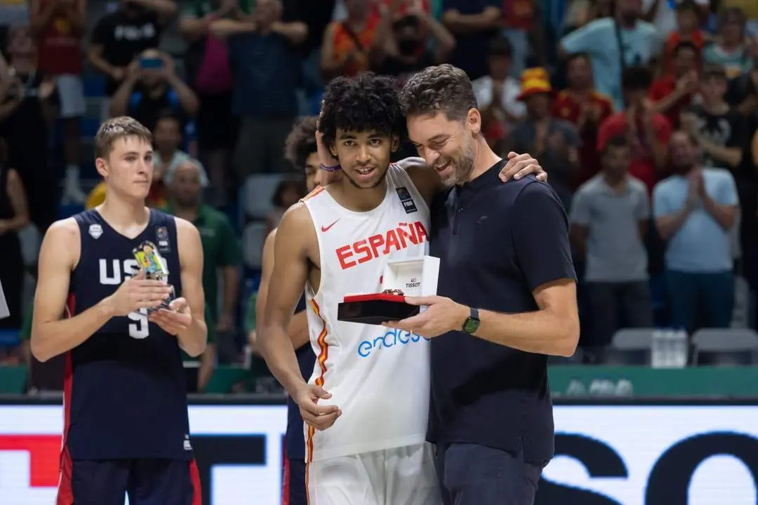 Pau Gasol entrega el MVP al murciano Izan Almansa. La uni&oacute;n de dos generaciones confluy&oacute; en el Carpena. - EFE/CARLOS D&Iacute;AZ