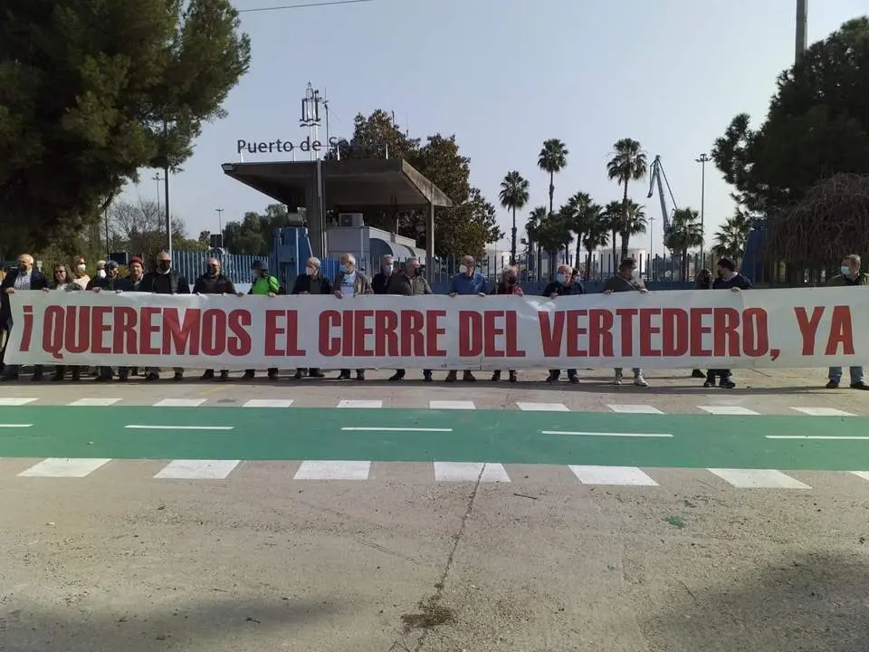 Concentraci&oacute;n en el puerto de Sevilla contra el vertedero de Nerva y la llegada de residuos de Montenegro. - IU