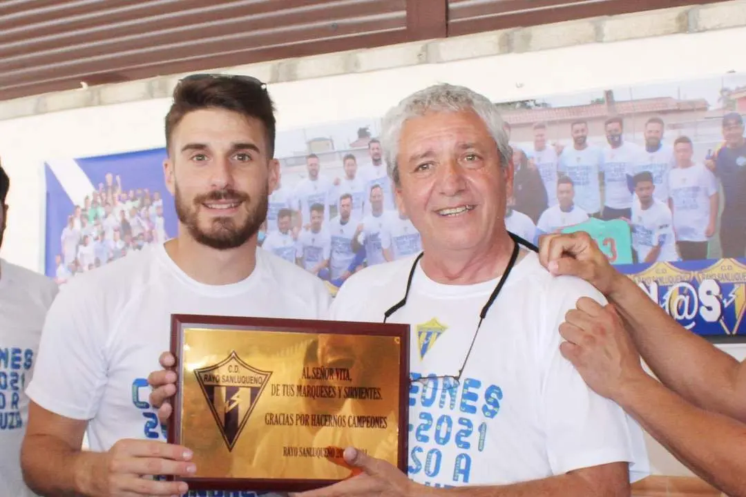 El presidente, Antonio D&iacute;az, y el entrenador rayista, Vita - Ra&uacute;l J. Bustillos