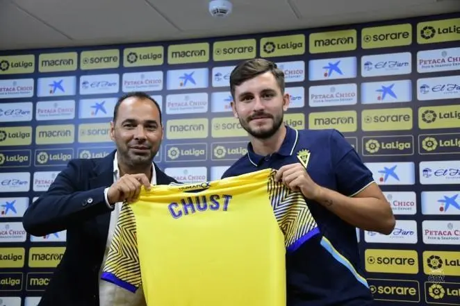 V&iacute;ctor Chust, en su presentaci&oacute;n con el C&aacute;diz. - C&aacute;diz CF