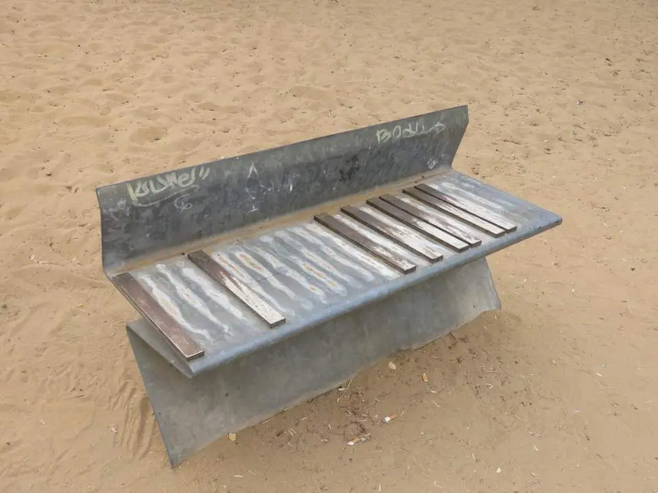 Banco roto en el Parque de Zafra. - VH
