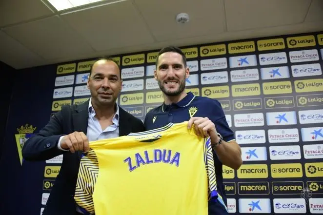 Jorge Cordero junto a Joseba Zaldua en su presentaci&oacute;n. - C&aacute;diz CF