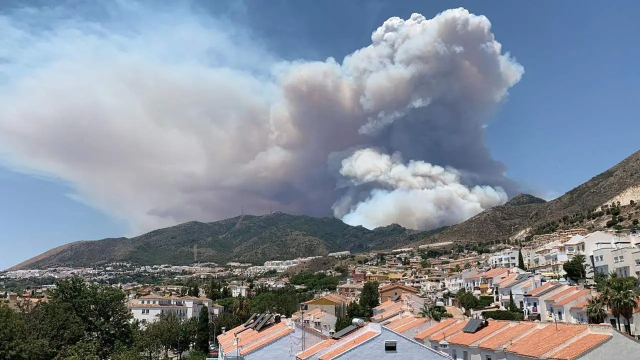 El incendio afecta al pareja El Higuer&oacute;n, en Mijas, y obliga al desalojo de las zonas cercanas. - V.M