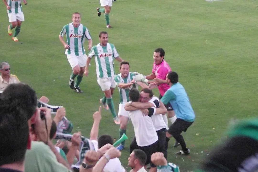 El d&iacute;a que el Atl&eacute;tico Sanluque&ntilde;o ascendi&oacute; a la Segunda B ante el Extremadura en El Palmar con goles de Adri&aacute;n Gallardo - Ra&uacute;l J. Bustillos