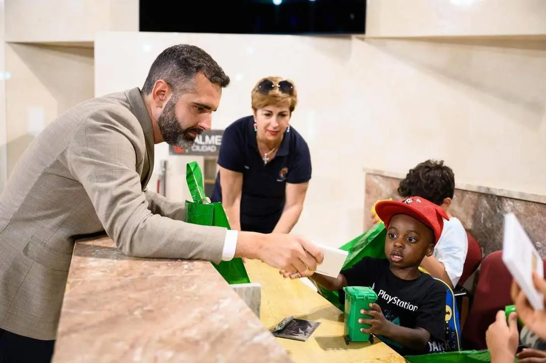 Pacheco con algunos de los ni&ntilde;os. - Ayuntamiento