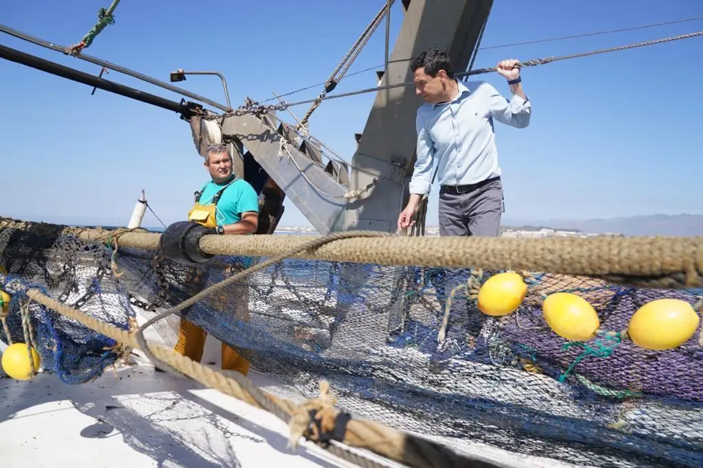 Juanma Moreno, en procesi&oacute;n marinera de la Virgen del Carmen. - VIVA JA&Eacute;N