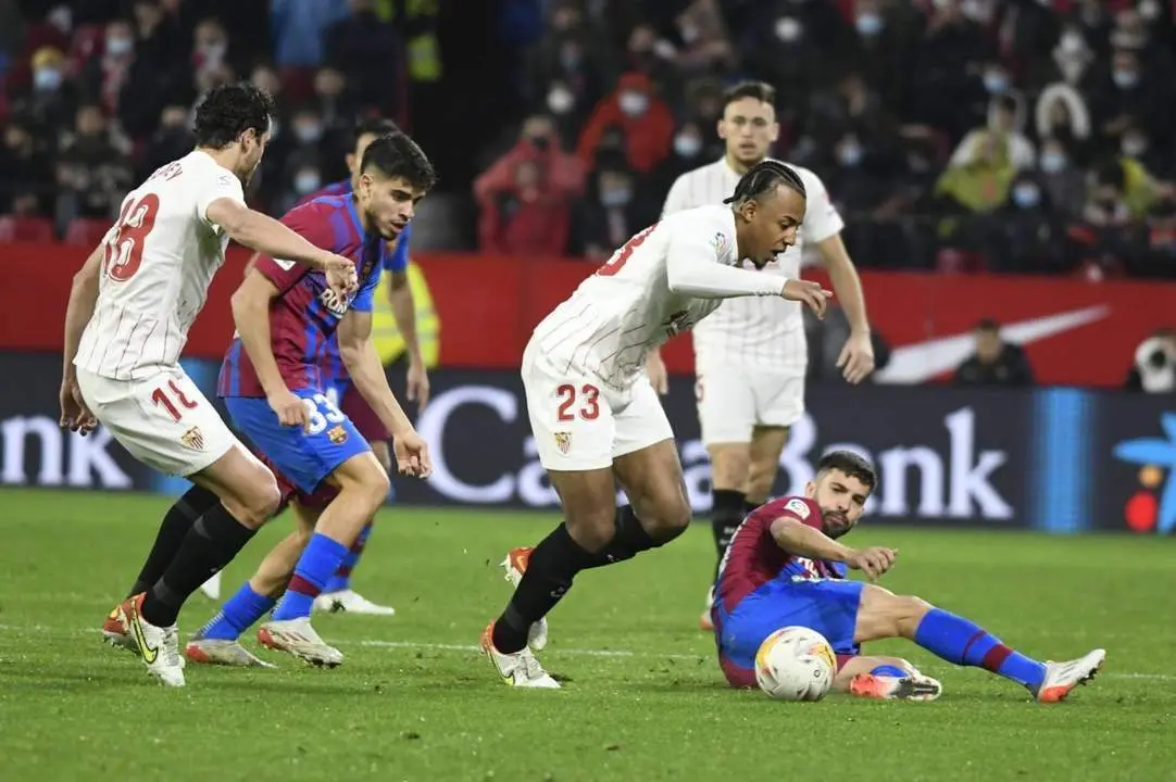 El defensa central del Sevilla FC, Jules Kound&eacute;, durante un partido contra el Barcelona de esta pasada temporada. - sfc
