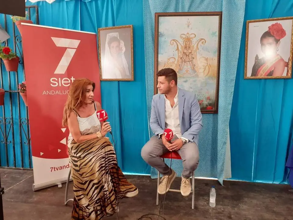 La concejala de Fiestas de La L&iacute;nea, Mercedes Atanet, con Antonio Bernal. - A. I.