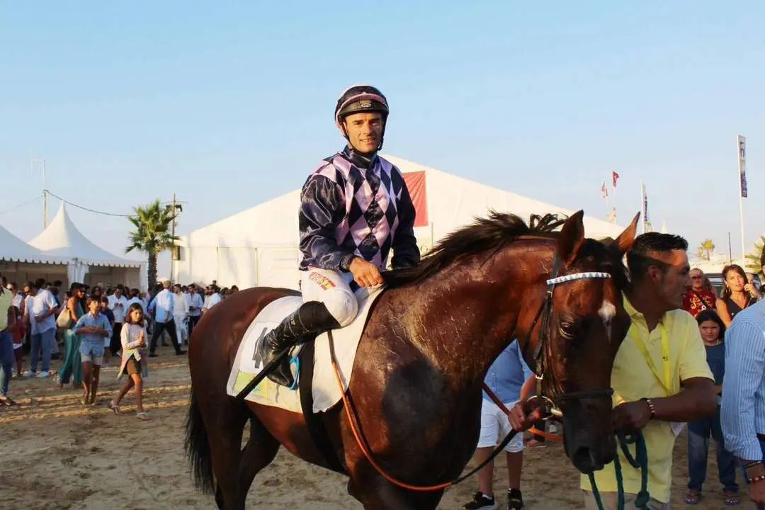 El jockey Borja Fayos tras ganar el GP Ciudad de Sanl&uacute;car Ciudad de Sanl&uacute;car V Centenario de la I Vuelta al Mundo en el a&ntilde;o 2019      - Ra&uacute;l J. Bustillos
