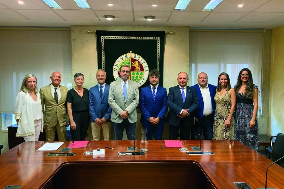 Asistentes a la firma del convenio para crear la c&aacute;tedra universitaria.  - Viva Ja&eacute;n