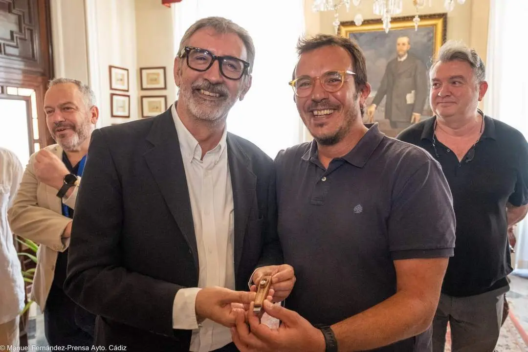 El rector de la UCA y el alcalde de C&aacute;diz, con un pen drive con forma de pito con la documentaci&oacute;n de la candidatura del Carnaval ante la Unesco. - VIVA