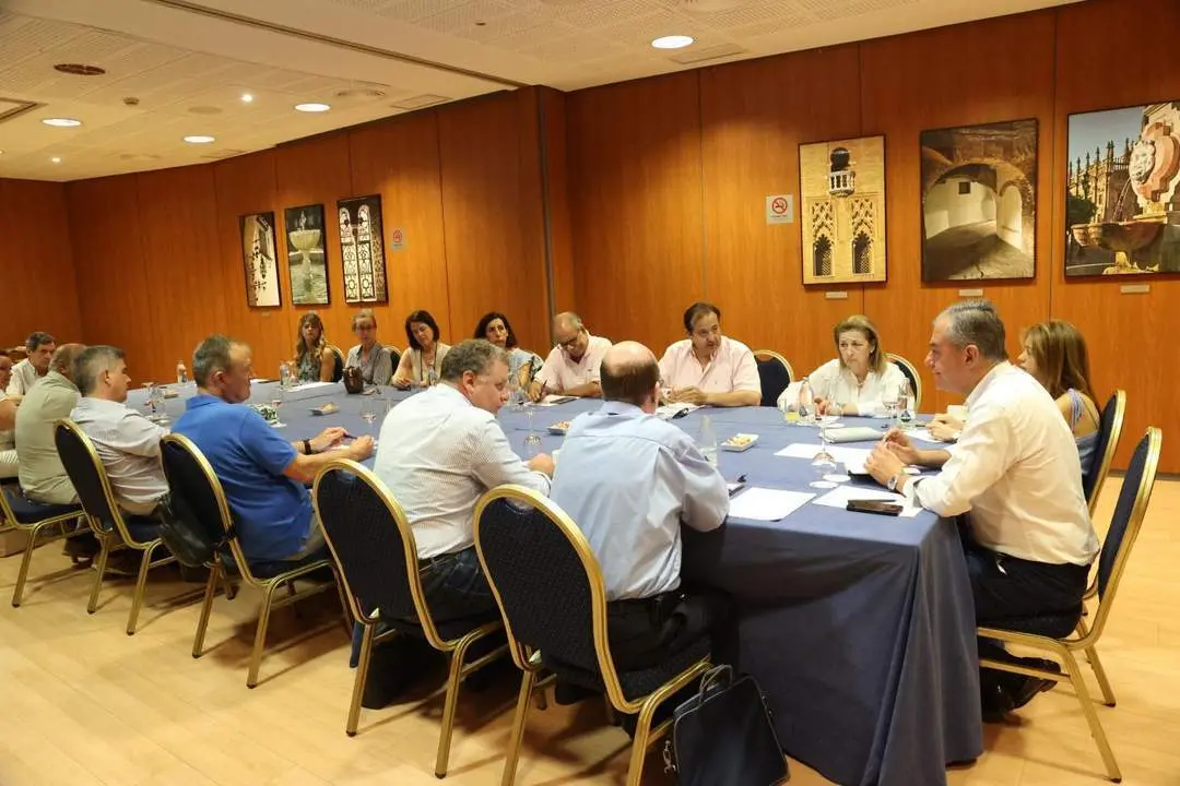 Reuni&oacute;n de Jos&eacute; Luis Sanz con m&aacute;s de una decena de entidades vecinales y de comerciantes del Casco Antiguo y Triana, en un c&eacute;ntrico hotel, para abordar el 'Plan Respira'  - CANDIDATURA PP