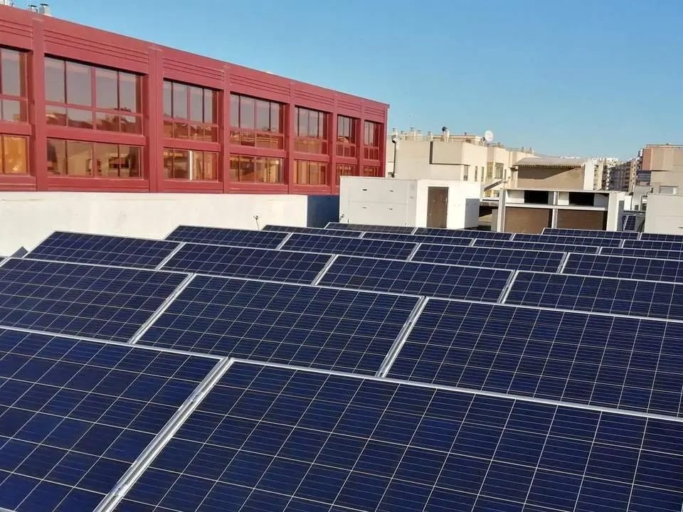 Instalaci&oacute;n de placas solares en un colegio. - CONSEJER&Iacute;A DE EDUCACI&Oacute;N Y DEPORTE