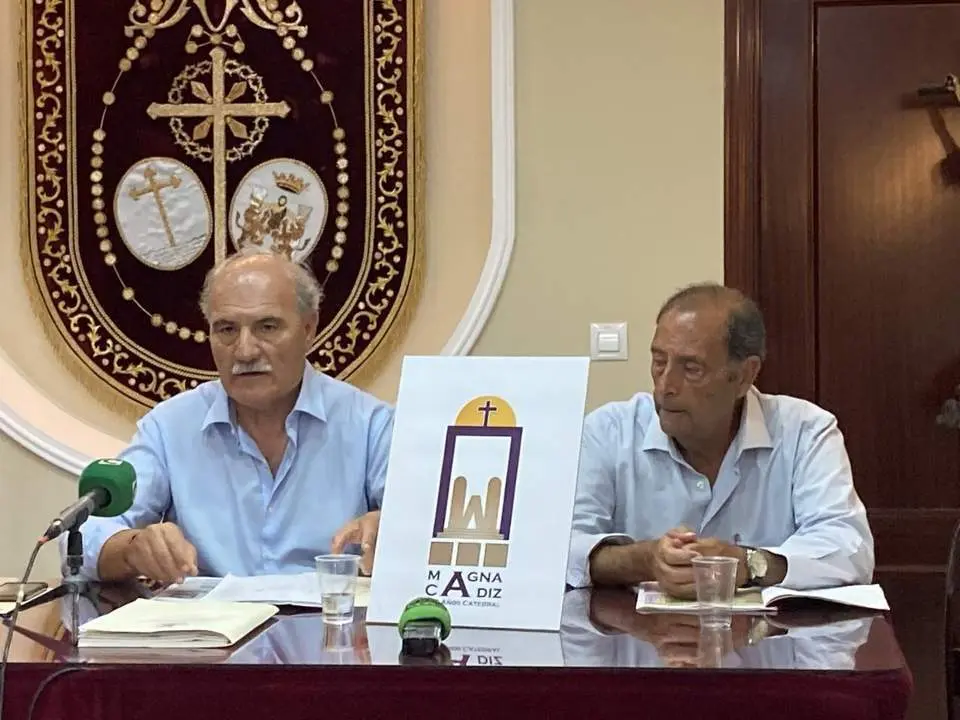 El presidente del Consejo de Hermandades y Cofrad&iacute;as de C&aacute;diz, Juan Carlos Jurado, detalla el dispositivo para la Procesi&oacute;n Magna del 17 de septiembre. - VIVA