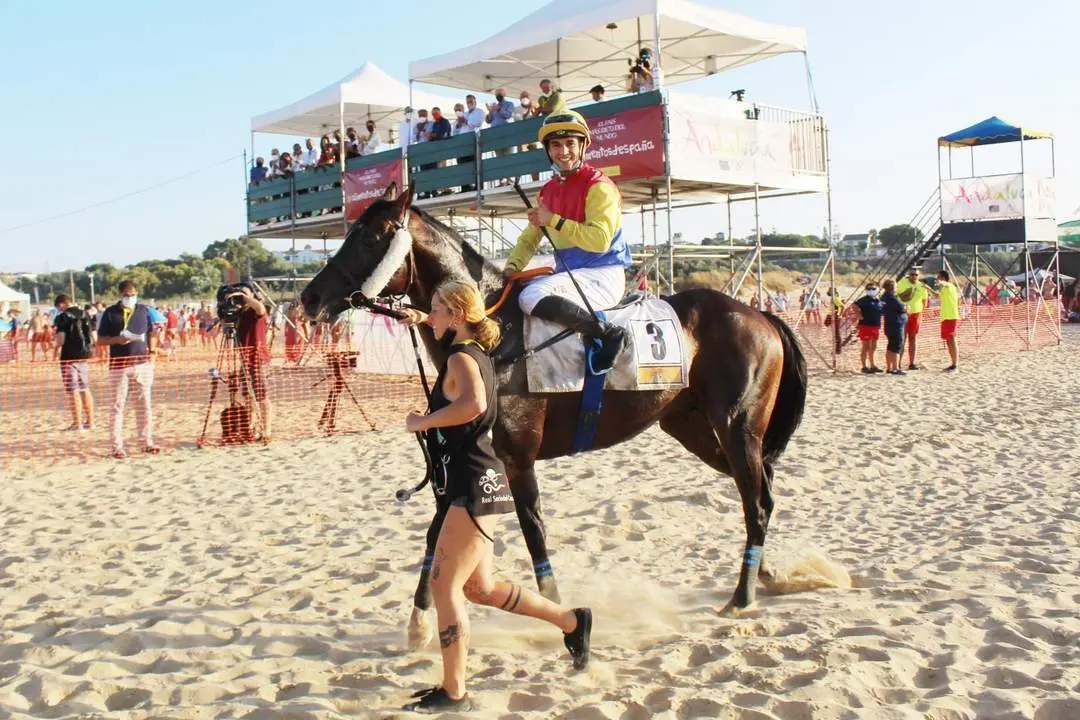 Jaime Gelabert tras ganar el Gran Premio Ciudad de Sanl&uacute;car el verano pasado - Ra&uacute;l J. Bustillos