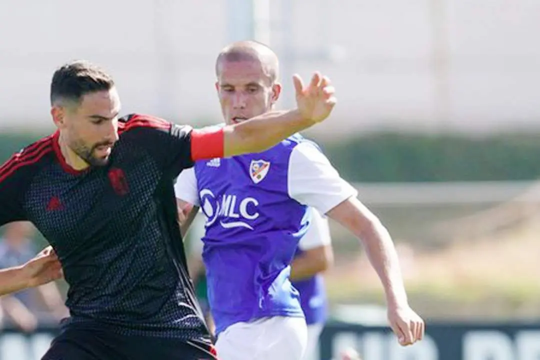 Lolo Gonz&aacute;lez - a la derecha- fue titular ante el Granada - LD