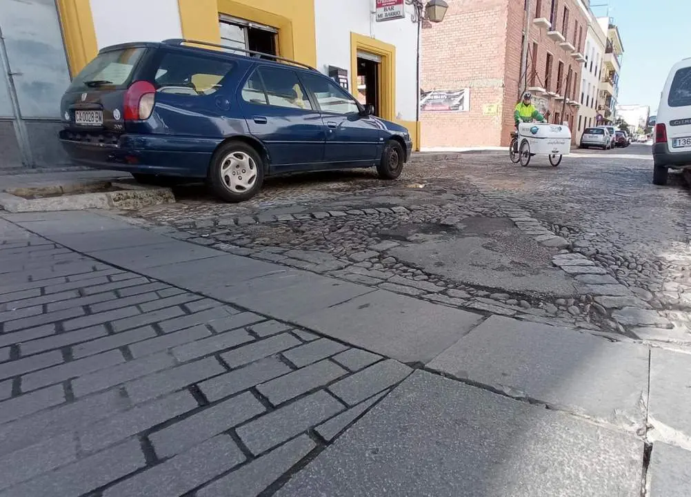 El firme de la Plazuela contrasta con el de la calle Empedrada.  - F.C.Aleu