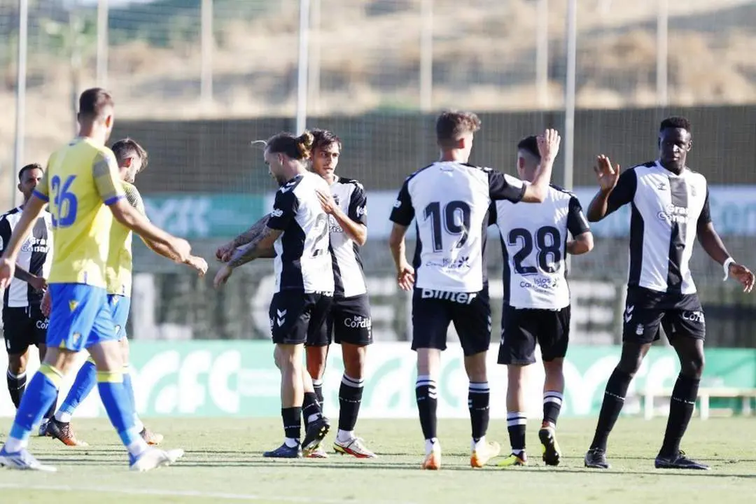 Marc Cardona -n&ordm;19- celebra el 1-1 logrado por su equipo - UDLP