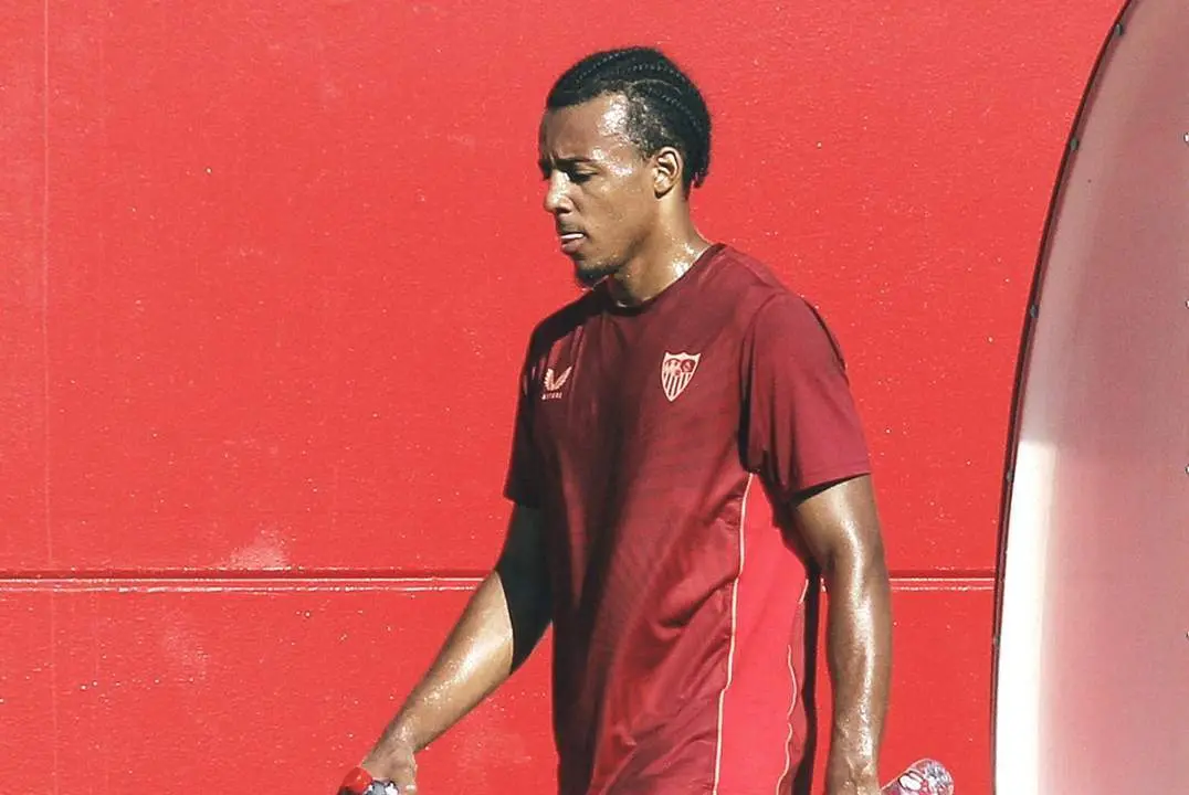 El central franc&eacute;s del Sevilla, Jules Kound&eacute;, durante el entrenamiento de este jueves en la ciudad deportiva. - efe