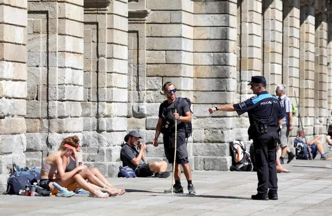 Santiago de Compostela impone la prohibici&oacute;n de consumir alimentos y bebidas. - EFE