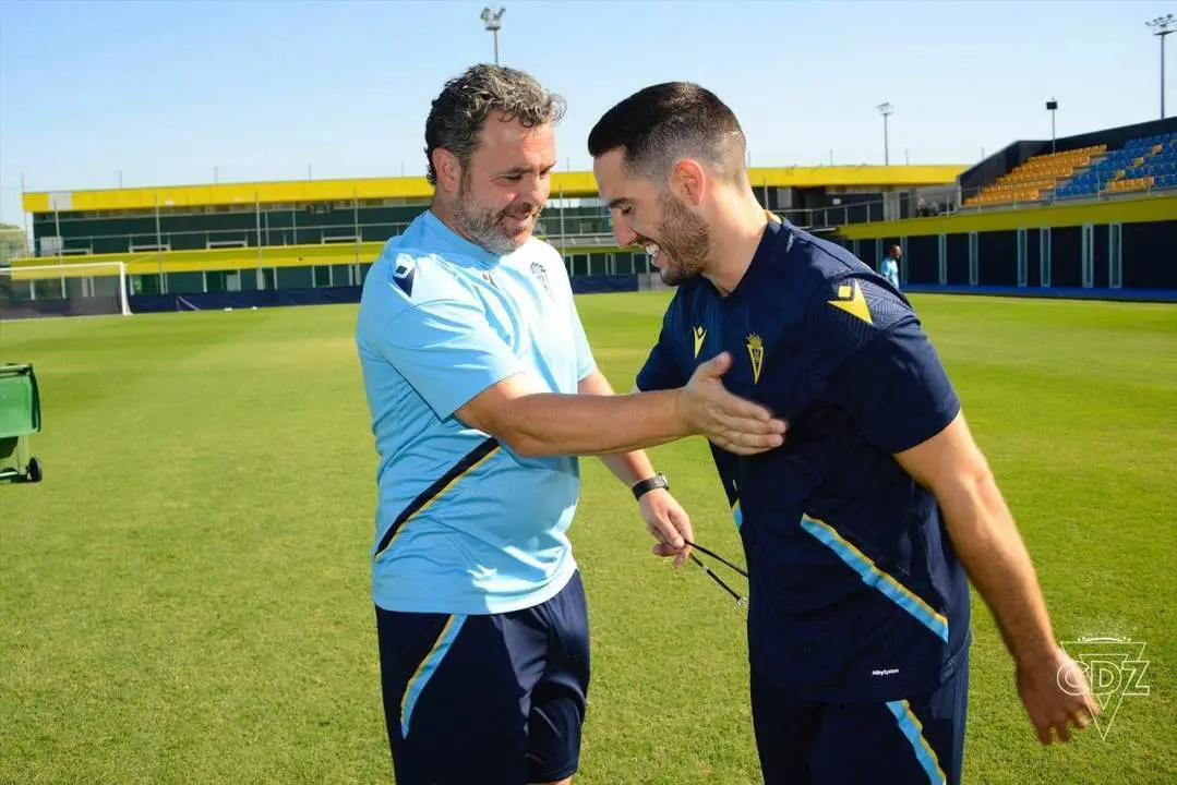 Zaldua, junto a Sergio Gonz&aacute;lez en su primer entrenamiento. - C&aacute;diz CF