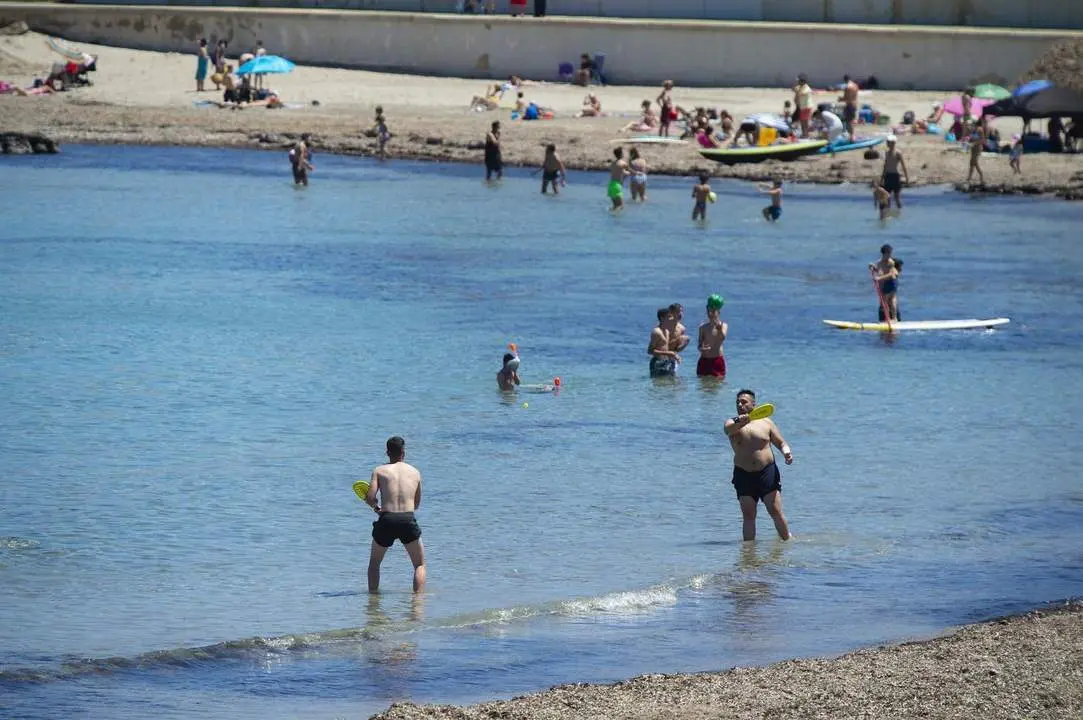 Personas jugando en la playa. - EP