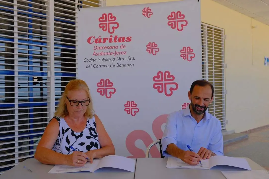 Regina Arocha, responsable de la Cocina Solidaria, junto al alcalde, V&iacute;ctor Mora. - A. I.