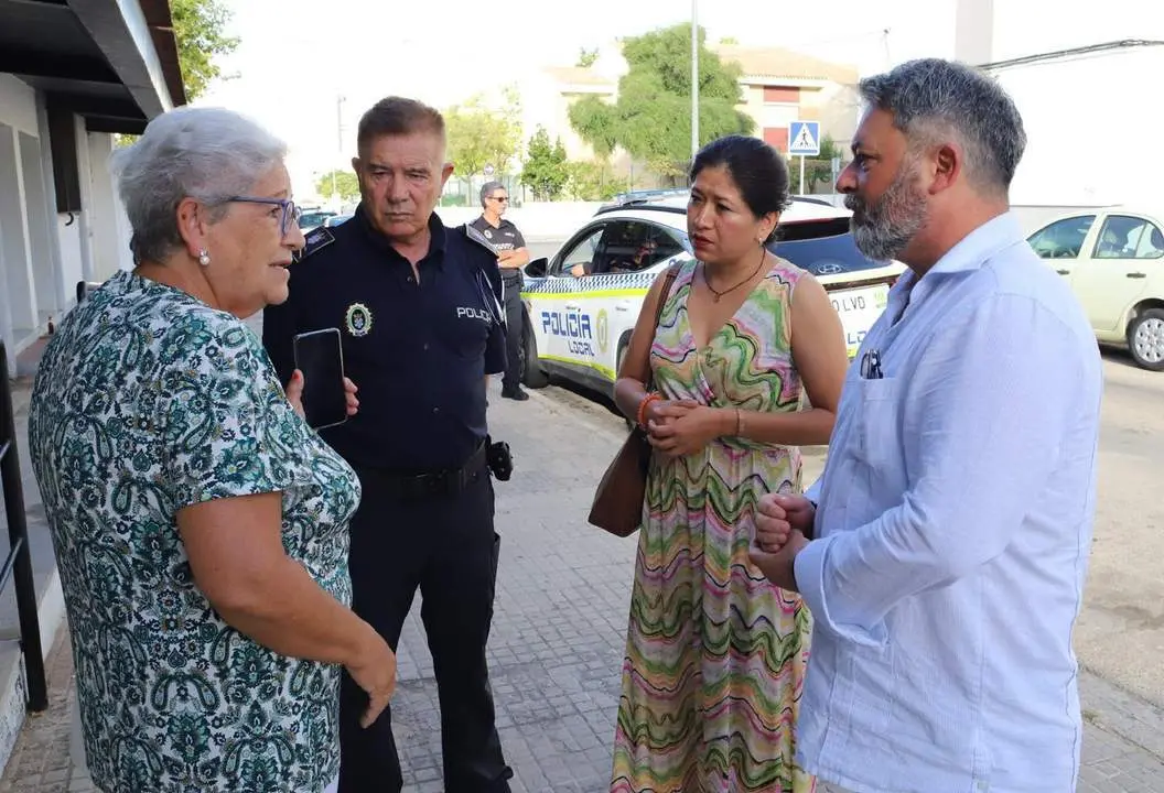 Los delegados de Seguridad y Distritos con la representante vecinal.  - Jerez.es