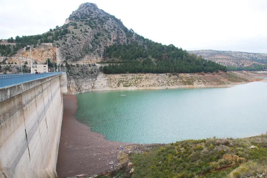 El pantano de Izn&aacute;jar, del que se abastece la zona Sur de la provincia, apenas supera el 21% de su capacidad.    - 