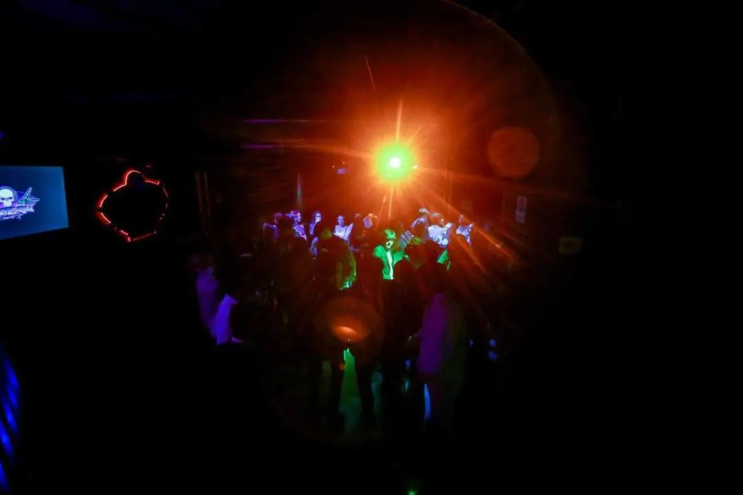 Varias personas en la pista de una discoteca. - Europa Press