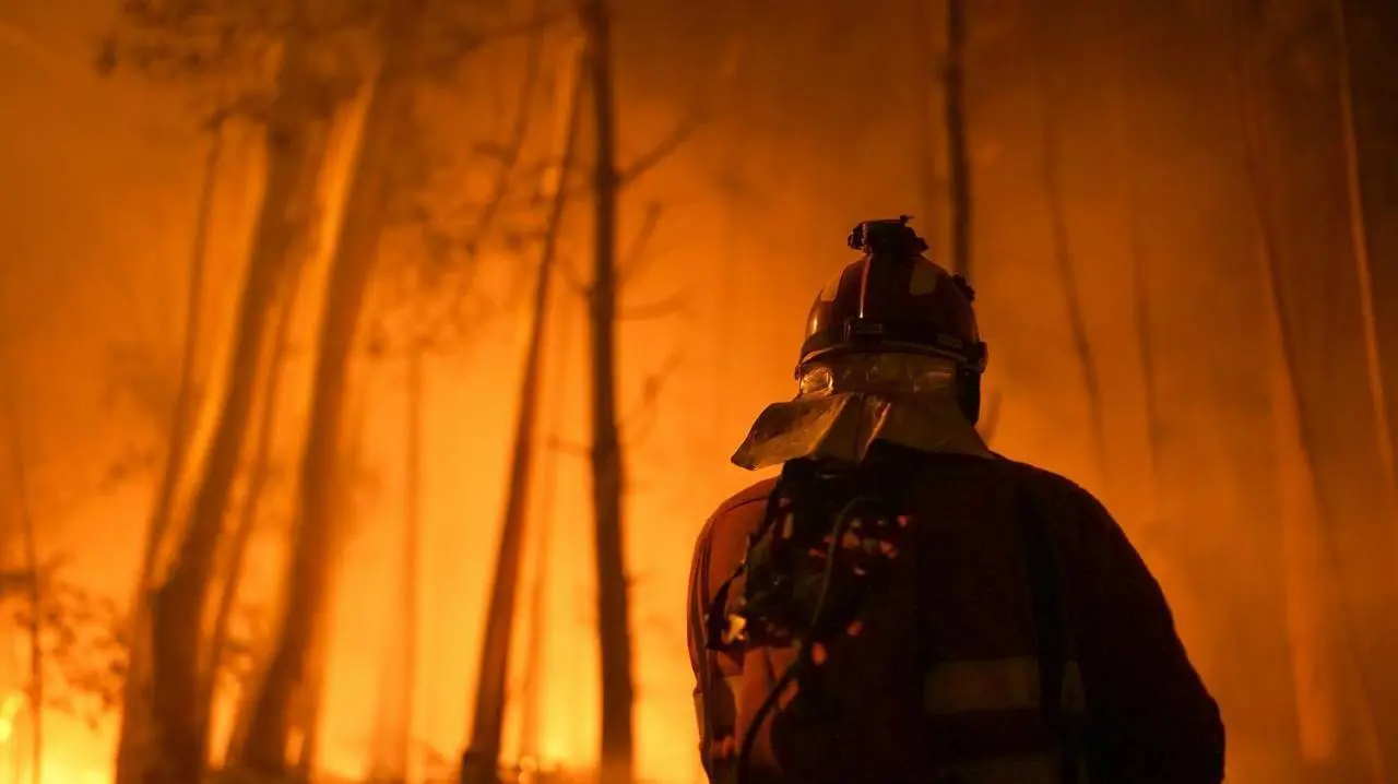 Un bombero trabaja en el incendio, a 5 agosto de 2022, en O Vento, - EP