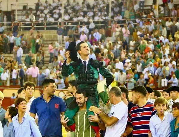 Dos orejas para Daniel Luque en la Plaza Real de El Puerto. - VIVA
